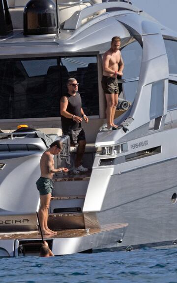 Antoine Griezmann se divierte en un barco en alta mar.