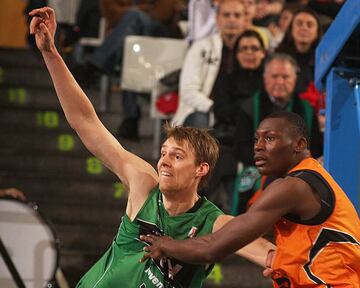 Biyombo defiende a Norel en su debut en la ACB, en un Joventut-Fuenlabrada.