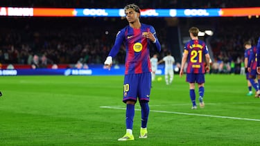 Magnífico el centro de Dani Olmo con la picadita, conectando con la volea en el aire del remate acrobático de Lamine Yamal, superando la estirada de Aarón Escandell. 