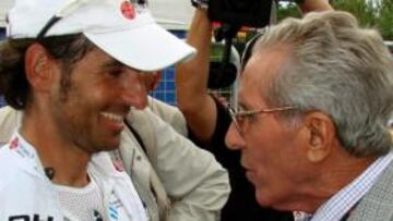 <b>CON UNA LEYENDA. </b>Mosquera recibi¨® el saludo de Bahamontes.