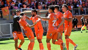 Futbol, Cobreloa vs Temuco
Trigesima segunda fecha campeonato Ascenso Betsson 2022
El jugador de Cobreloa Maximiliano Cerato celebra con sus companeros luego de convertir un gol contra Temuco durante el partido de primera B disputado en el estadio Zorros del Desierto de Calama, Chile.
15/10/2022
Pedro Tapia/Photosport
********