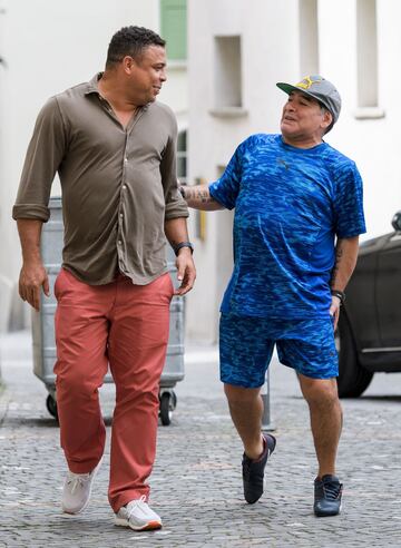 El exfutbolista brasileño, Ronaldo, junto al exjugador argentino, Diego Maradona, antes del partido Gianni que enfrenta a las leyendas del fútbol, en Brig (Suiza)