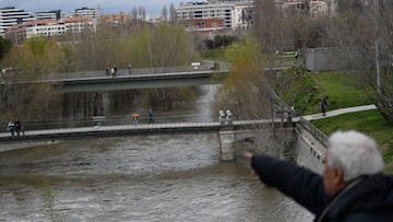 Una persona observa la crecida del río Manzanares, en el parque de Madrid Río, a 20 de marzo de 2025, en Madrid (España). El río Manzanares y las presas madrileñas de El Pardo se encuentran al borde de su capacidad por el paso de la borrasca Martinho y tras varias jornadas de intensas lluvias, están poniendo en jaque varias vías de la capital por el riesgo de desbordamiento.
20 MARZO 2025;CRECIDA;LLUVIA;BORRASCA;MARTINHO;DESBORDAMIENTO;MANZANARES;MADRID RÍO;
Fernando Sánchez / Europa Press
20/03/2025