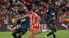 ALMERIA 23/09/2023. El defensa portugués del Valencia CF Thierry Correia (i) lucha con Gonzalo Melero (c), centrocampista de la UD Almería, durante el partido correspondiente a la jornada 6 de LaLiga celebrado esta noche en Power Horse Stadium de Almería. EFE/Carlos Barba
