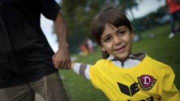 Un ni&ntilde;o refugiado en el D&iacute;a de los Talentos para ni&ntilde;os huidos de la guerra en el club del Dynamo de Dresde (Alemania).