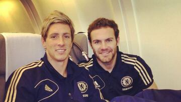 Juan Mata y Fernando Torres posan antes de volar a Japón