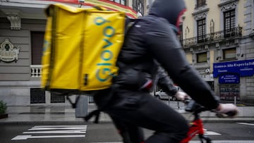 Un repartidor de Glovo trabaja en el centro Madrid