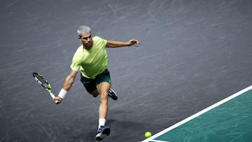 Nanterre (France), 28/10/2025.- Carlos Alcaraz of Spain in action during his second round match against Cameron Norrie of Great Britain at the ATP Paris Masters tennis tournament in Nanterre, outside Paris, France, 28 October 2025. (Tenis, Francia, Gran Bretaña, España, Reino Unido) EFE/EPA/YOAN VALAT