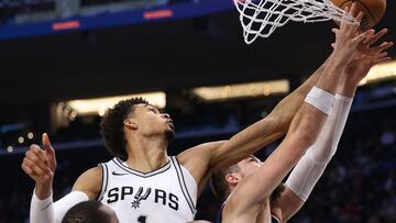Ivica Zubac, p¨ªvot de Los Angeles Clippers, recibe un tap¨®n de Victor Wembanyama, center de San Antonio Spurs.