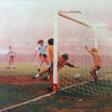 La neblina estuvo presente en el partido entre argentinos y colombianos en el Monumental. Aquí Claudio Caniggia anota el gol del descuento.