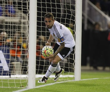 Comenzó en las categorías inferiores del Valencia, debutó con el primer equipo en la temporada 11/12. Sus idas y venidas con cesiones por el medio han sido constantes hasta que en 2016 ficha por el Barcelona.