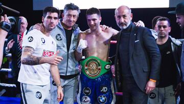 Jon M&iacute;guez con su equipo festeja una victoria.