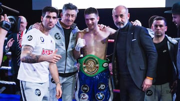 Jon M&iacute;guez con su equipo festeja una victoria.