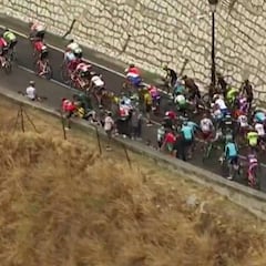 Roglic se va al suelo en una caída masiva en el pelotón