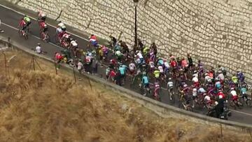 Instante de la caída de Primoz Roglic.