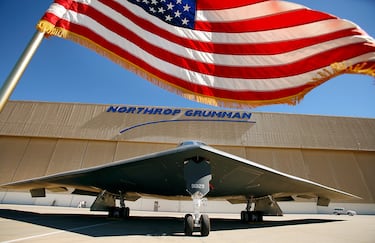 La bandera estadounidense ondea cerca del bombardero furtivo B-2 Spirit "Spirit of Georgia" de la Fuerza Aérea de EE. UU. en las instalaciones de Northrop Grumman Corp., ubicadas en la Planta 42 de la Fuerza Aérea de EE. UU. en Palmdale.