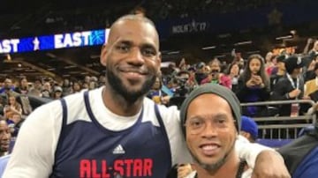 LeBron James también se rinde ante las estrellas del Barça como Ronaldinho y Messi.