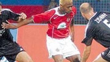 <b>POCO PELIGRO. </b>Kalu Uche lo intentó, pero no tuvo opciones. Helguera y Zidane le impiden avanzar.