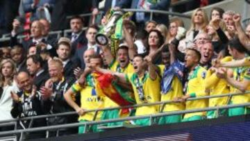 Los jugadores recogen el trofeo como ganadores del playoff de ascenso en Wembley.