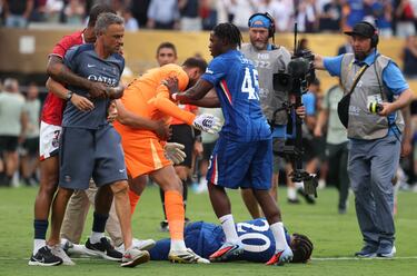 El técnico del PSG propinó un golpe al futbolista sudamericano tras el pitido final, desatando una trifulca que empaña el cierre del partido.