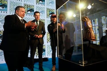 El director de Comunicación y Estrategia de Comic-Con Internacional, David Glanzer (i); el presidente de la Junta de Andalucía, Juanma Moreno; y el actor y director, Santiago Segura (d), durante la presentación de la San Diego Comic-Con.  
