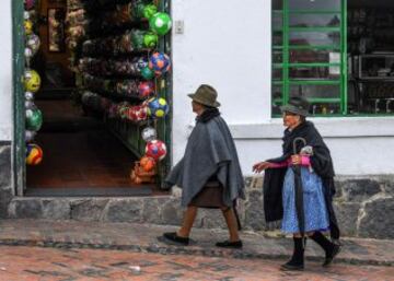 Balones colgados de los balcones, la estatua de un balón en la plaza del pueblo, un museo del balón, 20 fábricas de balones... está claro de qué vive el pequeño pueblo colombiano de Monguí.