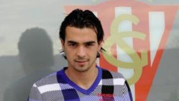 <b>IMPLICADO. </b>De las Cuevas posa delante delante de un escudo que defiende con muchas ganas.