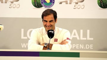 Roger Federer sonríe en la rueda de prensa de Halle.