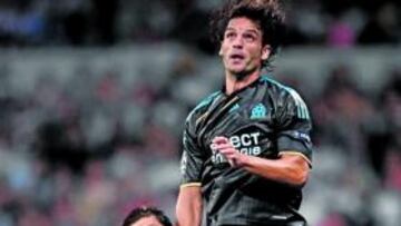 <b>EL BERNABÉU LE OVACIONÓ. </b>Morientes supera en un salto a Xabi.