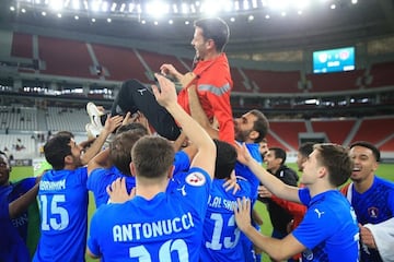 ?lvaro Meja, manteado por los jugadores de Al Shahaniya tras el ascenso a la Primera Divisin qatar.