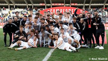 El Juvenil A madridista, Arbeloa y su staff celebran la decimosexta Copa del Rey del club, ganada este sábado en León.