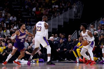 Bronny James se prepara el tiro de tres frente a su padre durante el partido de pretemporada frente a los Suns.