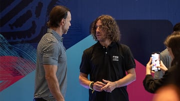 AME5838. MONTERREY (MÉXICO), 16/01/2026.- Los exfutbolistas Luis Roberto Alves (i) y Carles Puyol (d) conversan este viernes, previo al partido entre las leyendas de la FIFA y las leyendas de México en Monterrey (México). EFE/ Miguel Sierra