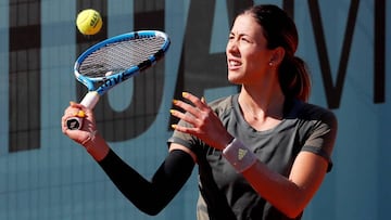 La tenista espa&ntilde;ola Garbi&ntilde;e Muguruza, durante su entrenamiento en la Caja M&aacute;gica, donde este viernes da comienzo el Mutua Madrid Open 2019.