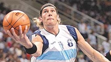 <b>ÉXITO. </b>Enceste de Walter Herrmann, desbordando a Carlos Boozer. Argentina llega a su primera final olímpica,aunque no podrá contar en ella con Oberto, lesionado en una mano.