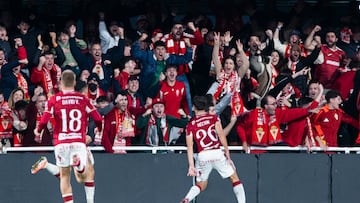Héctor celebra el gol de la victoria en el Cartagonova con la hinchada visitante.