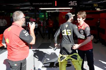 El piloto monegasco de Ferrari, Charles Leclerc (C), saluda a los miembros de su equipo tras quedar primero en la sesión de clasificación.