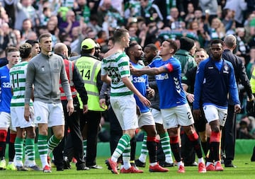 Celtic y Rangers protagonizan una de las rivalidades más importantes e históricas en el mundo del deporte. Pero lo suyo es mucho más que deporte: convergen motivos religiosos (católicos contra protestantes), políticos (lealismo contra republicanismo)… hasta tal punto que se considera como una traición pasar de un equipo a otro. Uno de los que lo hicieron fue Mo Johnstone. Este delantero fichó en 1989 por el Rangers. A priori no debería pasar nada: pero sí. Johnstone era católico, había hecho toda su carrera en el Celtic, hasta que en 1987 decidió irse al Nantes francés. Tras dos temporadas, pensó que era la hora de regresar a Escocia. Y eso es lo que hizo, pero a las filas del Rangers. Las amenazas no se hicieron notar a su regreso, por parte de los dos equipos: la afición del Rangers lo consideraba un traidor e incluso hubo protestas en la que se quemaron carnets de socios. Por parte del Celtic, se sacaban fotos suyas con el cartel calificándolo de “Traidor”. Su inicio no fue nada fácil: incluso el utilero no se ocupaba de sus camisetas, botas, no le facilitaba comida ni bebida en los descansos. Recibía tarascadas continuamente durante los entrenamientos… Todo cambió cuando marcó un gol en el tiempo extra de un partido especial: en el de un derbi… El momento más dramático se produjo en enero de 1971 en Ibrox Park. Después de que el Celtic se adelantara en los minutos finales gracias a un gol del legendario Jimmy Johnstone, Colin Stein empató para el Rangers en el 89’, lo que provocó una avalancha en la escalera número 13 del estadio que se llevó por delante la vida de 66 personas, entre ellos, bastantes niños.