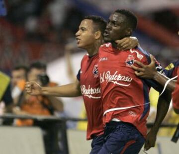 Jackson Martinez debutó en 2005 como jugador profesional en el Independiente Medellin.
En la imagen tras marcar al Atlético Huila en su último año, 2009.  