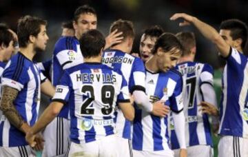 Los jugadores de la Real Sociedad celebran el primer gol del equipo donostiarra, durante el partido de vuelta de dieciseisavos de final de la Copa del Rey, que disputan esta noche frente al Oviedo en el estadio de Anoeta de San Sebastián. 