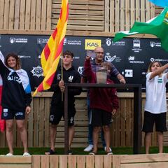 A Frouxeira se rinde al surfing de los más jóvenes