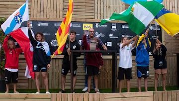 Representantes de las Comunidades Aut&oacute;nomas ondean sus banderas en A Frouxeira (Valdovi&ntilde;o, Coru&ntilde;a, Galicia), durante el Campeonato de Espa&ntilde;a de Surf 2022. 