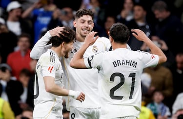 2-0. Federico Valverde celebra el segundo tanto con Fran García y Brahim Díaz.