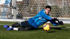 Thibaut se estrena en un derbi jugando de blanco.