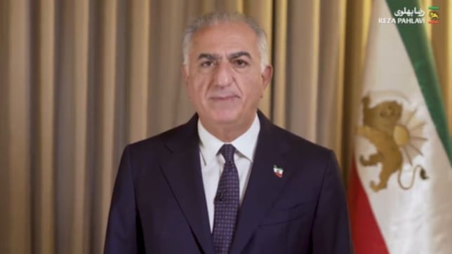 Quién es Reza Pahlaví II, el príncipe heredero hijo del Sha que emigró a EEUU y lidera la oposición al Régimen de los Ayatolás