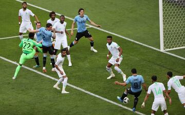 El portero saud¨ª Mohammed Al-Owais pierde el bal¨®n y Luis Su¨¢rez marca el primer gol en el partido de fase de grupos entre Arabia Saud¨ª y Uruguay.
