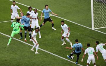 El portero saudí Mohammed Al-Owais pierde el balón y Luis Suárez marca el primer gol en el partido de fase de grupos entre Arabia Saudí y Uruguay.