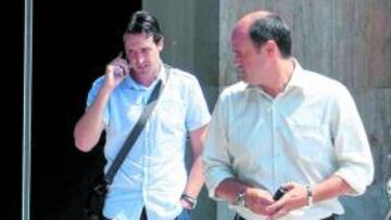 <b>PLANIFICANDO. </b>Fernando Gómez, a la derecha, junto al técnico del Valencia, Unai Emery.