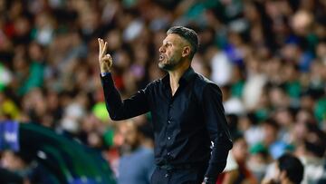 MEX373. LEÓN (MÉXICO), 20/04/2025.- El entrenador del Monterrey, Martín Demichelis, dirige este domingo, en un partido de la jornada 17 del torneo Clausura 2025 de la Liga MX entre León y Monterrey, en el estadio León en la ciudad de León (México). EFE/ Luis Ramírez