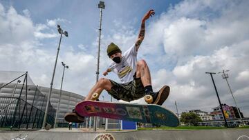 A boy jumping on a skateboard wears a face mask as a preventive measure against the spread of the novel coronavirus, COVID-19, in Bogota, on May 12, 2020. - The novel coronavirus has killed at least 289,138 people worldwide since the outbreak first emerge